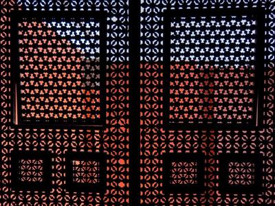 photographie de la vue depuis la salle d'exposition dossier des moucharabiehs, donnant sur le salon rouge