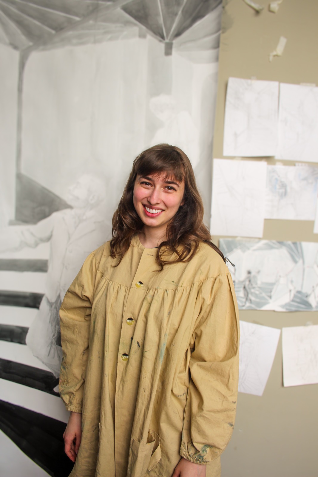 Portrait d'Elina Kulich debout dans l'atelier d'artiste du musée Jean-Jacques Henner