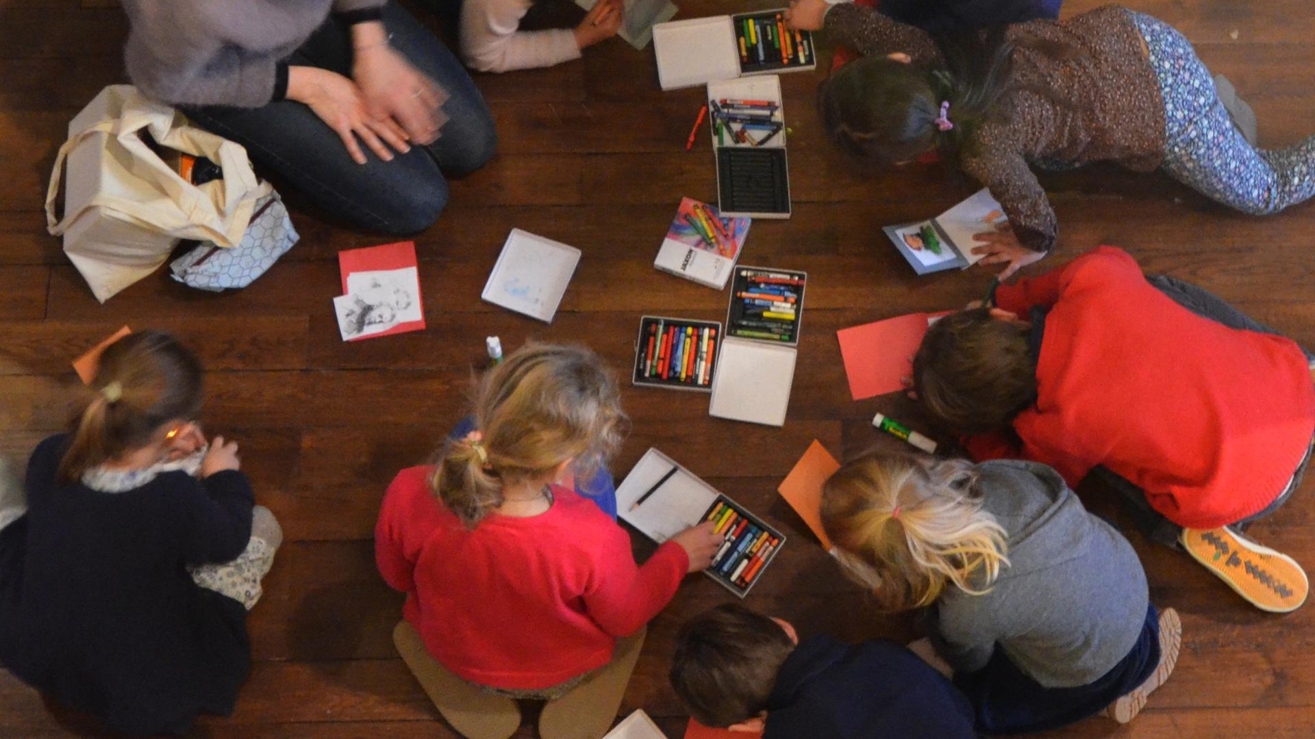 Groupe d'enfants en train de dessiner