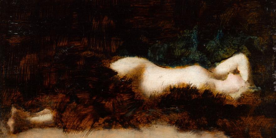 Femme nue couchée dans une fourrure