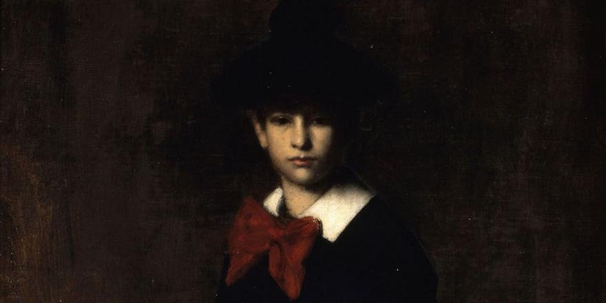 Portrait en pied d'un jeune garçon, orienté de trois-quarts vers la gauche, sur un fond brun. Son visage est de face. Il porte un chapeau noir, un gros nœud rouge au col de sa veste et un cartable sous son bras gauche.