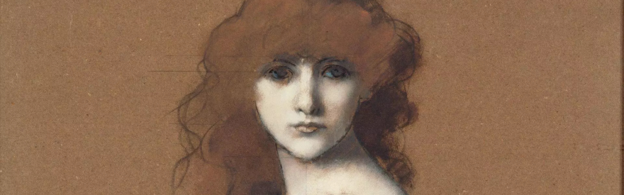 Portrait d'une femme debout, vêtue d'une robe rouge, sur un fond nu (support papier visible). Elle est positionnée de trois-quarts vers la gauche, le visage de face regardant le spectateur